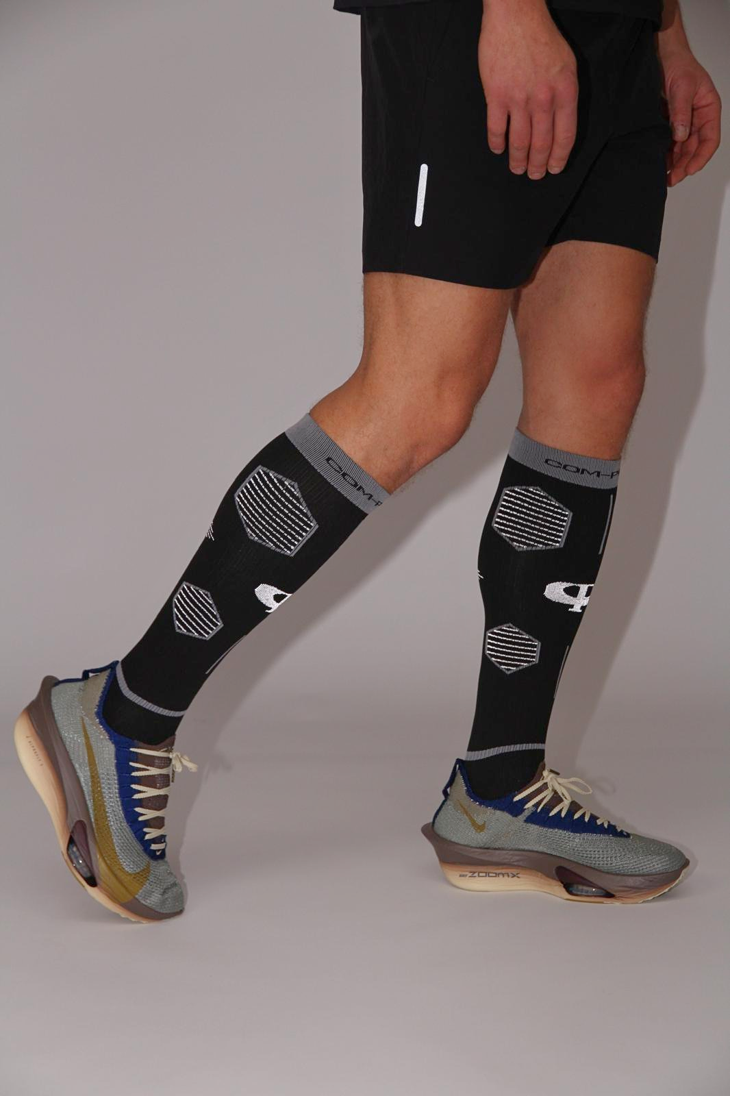 Hardloper 's nachts met Com-Press compressiesokken
